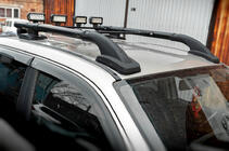 Volkswagen Amarok 2010–2022 Střešní podélníky Black Shark s příčníky fotografie 2