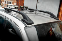 Volkswagen Amarok 2010–2022 Střešní podélníky Black Shark s příčníky fotografie 1
