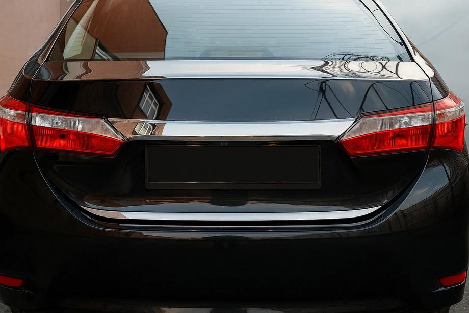 Toyota Corolla 2013–2019 Nerezová lišta hrany víka kufru Image