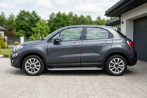 Fiat 500X 2014–2024 Boční prahy Maydos V2 (2 ks, hliník ↗ nerez) fotografie 1