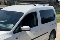 Volkswagen Caddy 2015–2020 Chromované střešní ližiny Standardní rozvor, kovové nožky fotografie 4