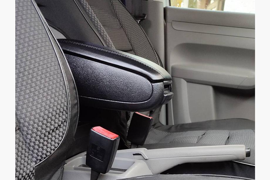 Volkswagen Caddy 2004–2010 Loketní opěrka V1 (do držáku nápojů) Černá Image