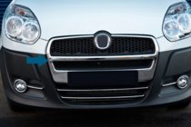 Fiat Doblo II 2010–2022 Nerezové lišty na masku chladiče (2010-2015, kompletní) Carmos - turecká ocel fotografie 3