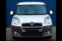 Fiat Doblo II 2010–2022 Nerezové lišty na masku chladiče (2010-2015, kompletní) Carmos - turecká ocel fotografie 2