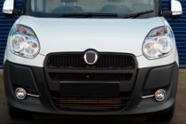 Fiat Doblo II 2010–2022 Chromové rámečky mlhovek s lištami (2010-2015, 4 ks, nerez) OmsaLine – italská nerezová ocel fotografie 6