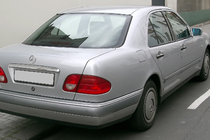 Mercedes třída E W210 1995–2002 Chromová lišta nad SPZ (Sedan) fotografie 1