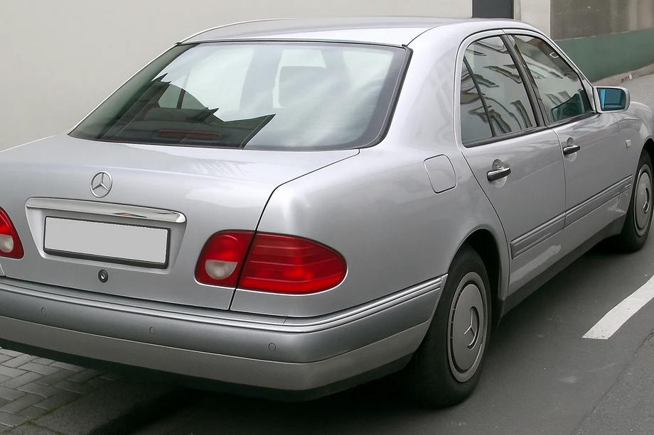 Mercedes třída E W210 1995–2002 Chromová lišta nad SPZ (Sedan) Image