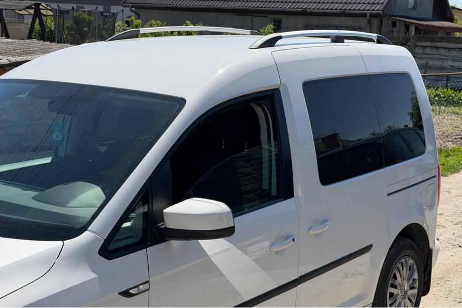 Volkswagen Caddy 2010–2015 Chromované střešní ližiny Standardní, kovové patky Fotografie 4