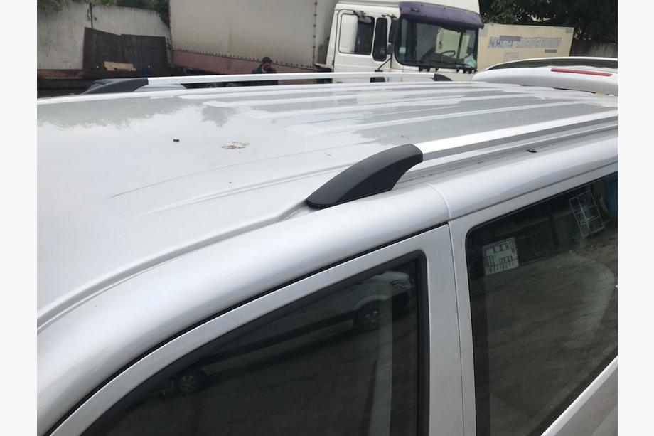 Volkswagen T5 Transporter 2003–2010 Chromované střešní ližiny Dlouhý rozvor, kovové patky Fotografie 4