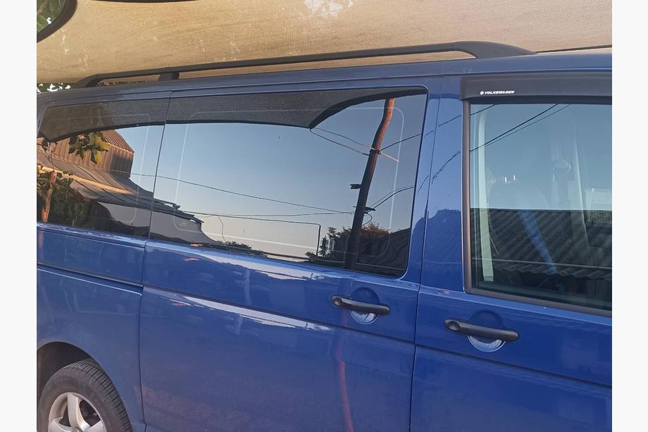 Volkswagen T5 Transporter 2003–2010 Černé střešní ližiny Krátký rozvor, kovové patky Fotografie 17