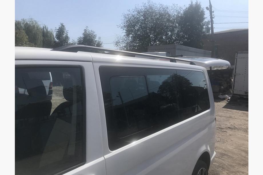 Volkswagen T5 Transporter 2003–2010 Černé střešní ližiny Krátký rozvor, kovové patky Fotografie 9