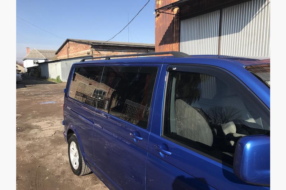 Volkswagen T5 Transporter 2003–2010 Černé střešní ližiny Krátký rozvor, kovové patky Fotografie 4
