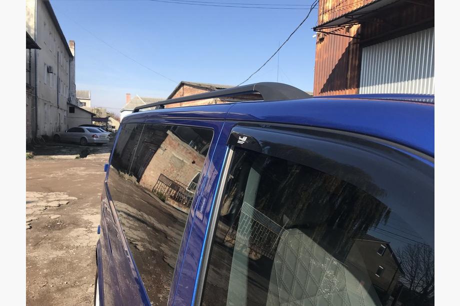 Volkswagen T5 Transporter 2003–2010 Černé střešní ližiny Krátký rozvor, kovové patky Fotografie 5