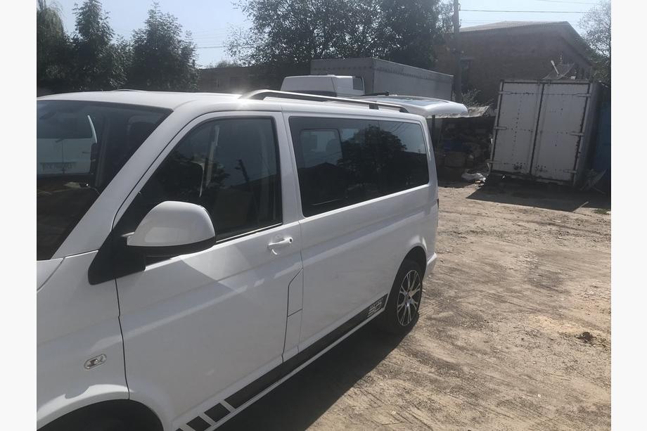 Volkswagen T5 Multivan 2003–2010 Černé střešní ližiny Krátká verze, plastové patky Fotografie 9