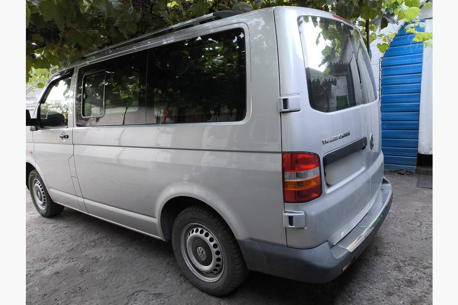 Volkswagen T5 Caravelle 2004–2010 Chromované střešní ližiny Krátká verze, plastové patky Fotografie 12