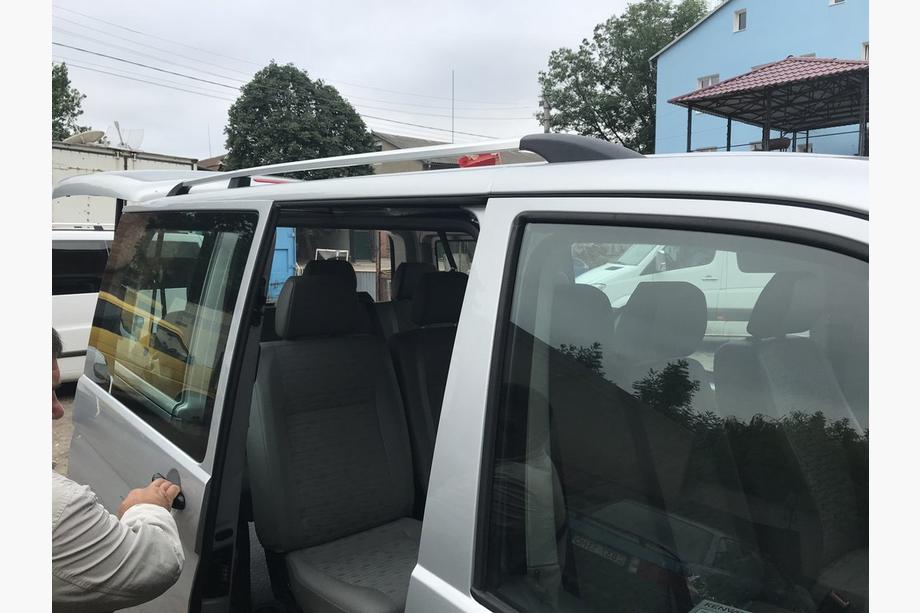 Volkswagen T5 Caravelle 2004–2010 Chromované střešní ližiny Krátká verze, plastové patky Fotografie 2