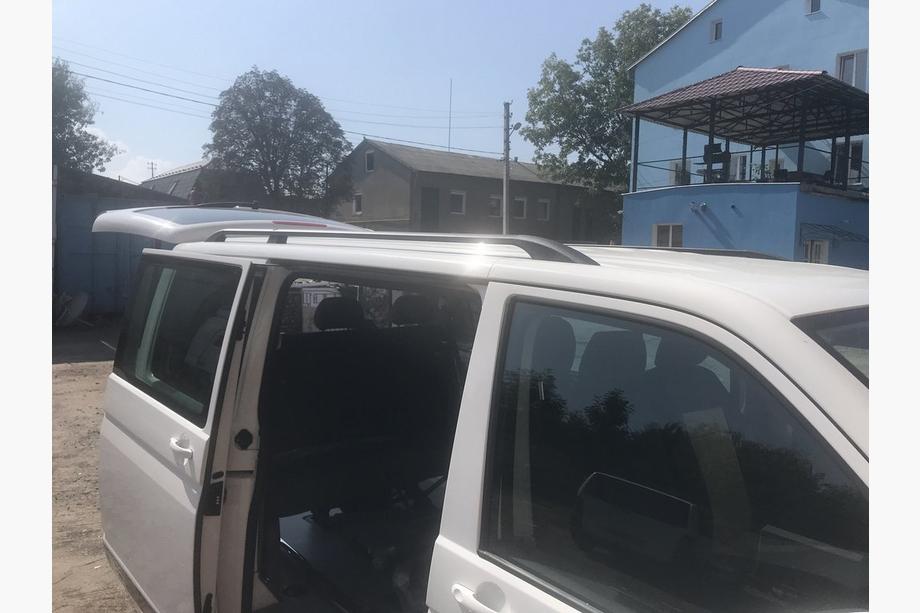 Volkswagen T5 2010–2015 Černé střešní ližiny Krátký rozvor, kovové patky Fotografie 10