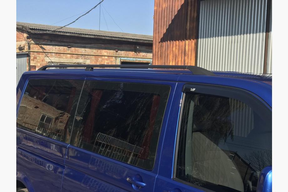 Volkswagen T5 2010–2015 Černé střešní ližiny Krátký rozvor, kovové patky Fotografie 6