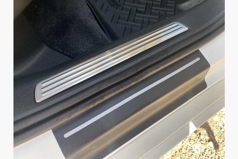 Volkswagen Passat B8 2015–2023 Nerezové kryty vnitřních prahů Carmos (4 ks) Fotografie 7