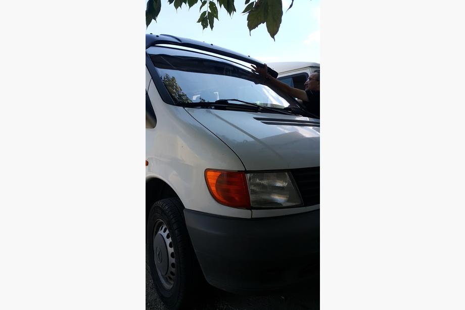 Mercedes Vito W638 1996–2003 Sluneční kšilt na čelní sklo (černý lesk, 5 mm) Fotografie 10