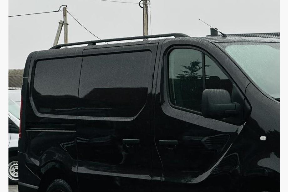 Opel Vivaro 2015–2019 Černé střešní ližiny Krátká, plastové patky Image
