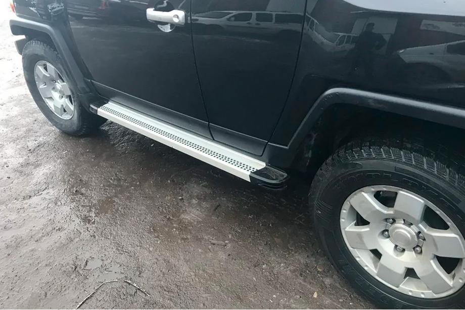 Toyota FJ Cruiser 2006–2022 Boční nášlapy Maya V2 (2 ks, hliník) Fotografie 3