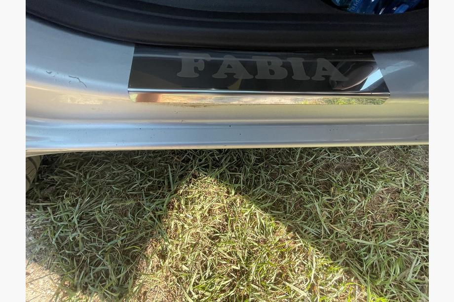 Skoda Fabia 2007–2014 Kryty prahů Carmos (4 ks, nerez) Fotografie 1