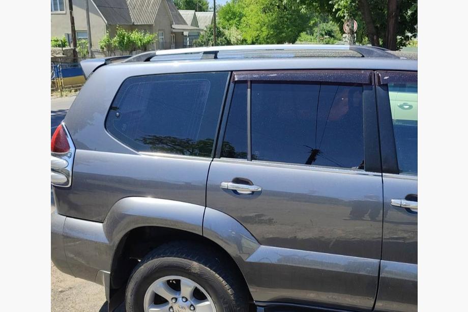 Toyota Land Cruiser Prado 120 2002–2009 Turecké chromované střešní ližiny Plastové patky Image
