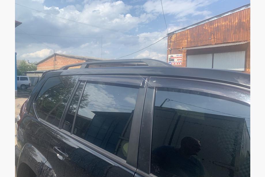 Toyota Land Cruiser Prado 120 2002–2009 Černé turecké střešní ližiny Kovové nožky Fotografie 15