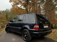 Mercedes ML W163 1997–2005 Nerezová lišta nad SPZ fotografie 3
