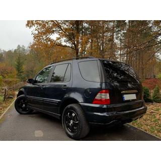 Nerezová lišta nad SPZ Mercedes ML W163 1997–2005 fotografie 3