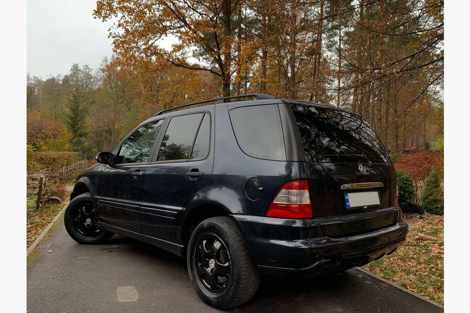 Mercedes ML W163 1997–2005 Nerezová lišta nad SPZ OmsaLine – italská nerezová ocel Fotografie 3