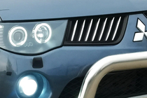 Mitsubishi L200 2006–2015 Nerezové lišty na masku chladiče (14 ks) fotografie 1
