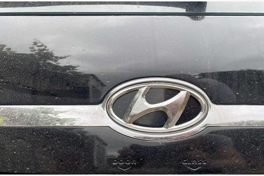 Hyundai Tucson JM 2004– Samolepicí emblém, 125 mm (65 mm) Image