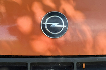 Opel Kadett 1984–1991 Emblém Turecka Přední se zkosením (75 mm) fotografie 1