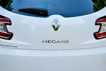 Renault Megane III 2009–2016 Nápis Megane 908897337R (270 mm x 25 mm) fotografie 1