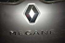 Renault Megane III 2009–2016 Nápis Megane 908897337R (270 mm x 25 mm) fotografie 2