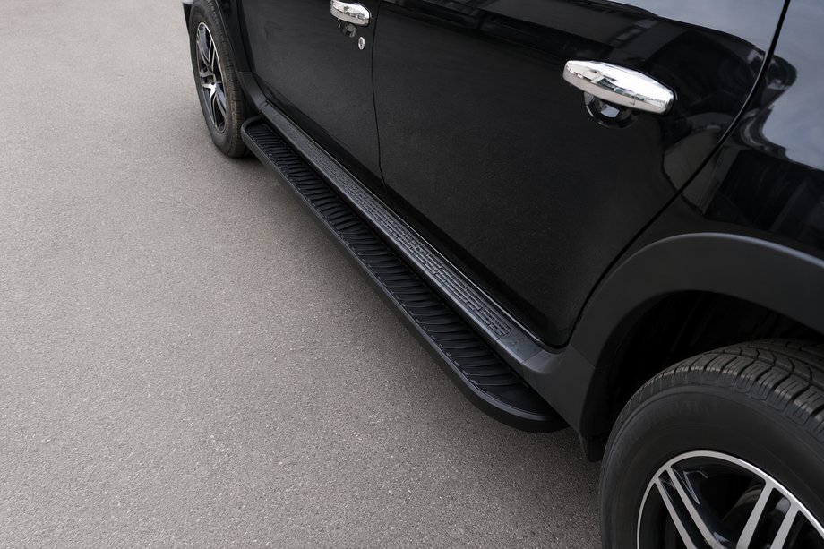 Dacia Duster 2008–2018 Boční prahy Tayga V1 Black (2 ks, hliník) Image