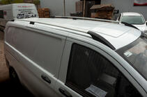 Mercedes Vito/V-class W447 2014– Střešní ližiny ELITE chrom (plastová nožka) Krátký rozvor (Short, Compact) fotografie 1