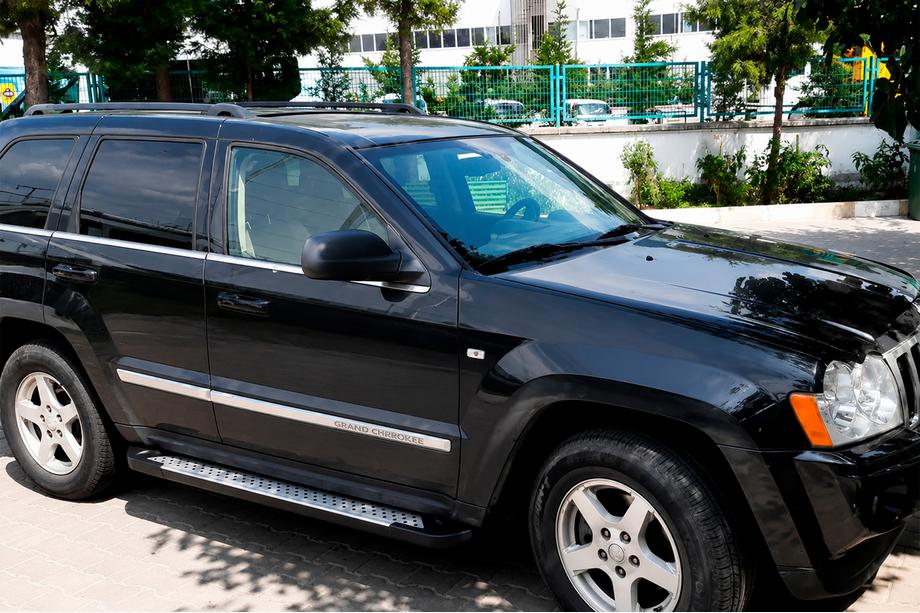Jeep Grand Cherokee WK 2004–2010 Boční nášlapy Allmond Grey (2 ks, hliník) Image