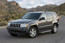 Jeep Grand Cherokee WK 2004–2010 Boční nášlapy RedLine V1 (2 ks, hliník) fotografie 1