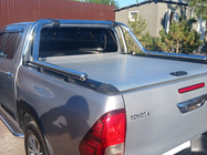 Toyota Hilux 2015– Nerezový ochranný oblouk na karoserii fotografie 3