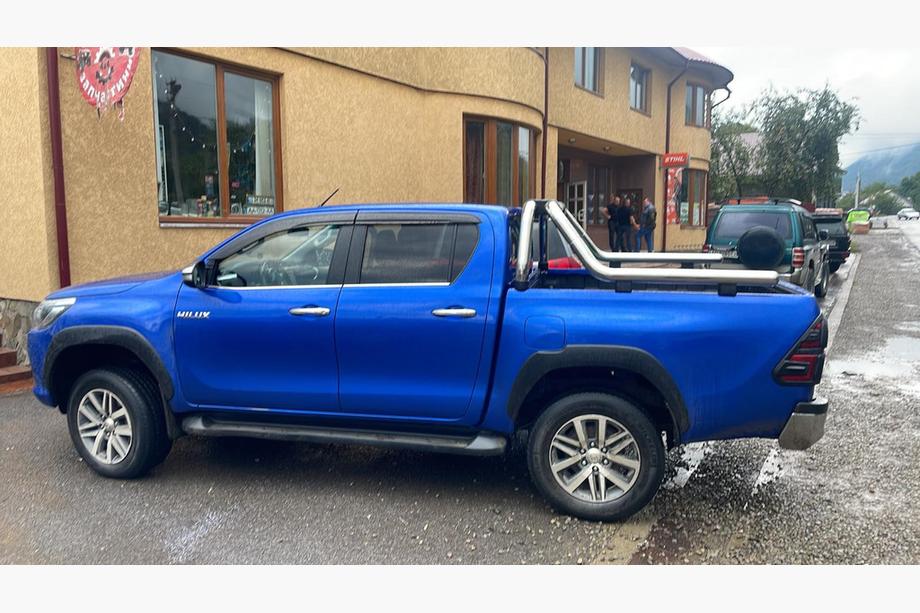 Toyota Hilux 2015– Nerezový ochranný oblouk na karoserii Image