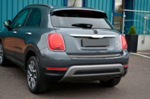 Fiat 500X 2014–2024 Nerezová lišta hrany víka kufru fotografie 2