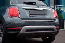 Fiat 500X 2014–2024 Nerezová lišta hrany víka kufru fotografie 3