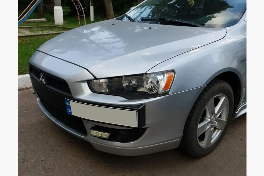 Mitsubishi Lancer X 2008– Podložka pod SPZ (plast) Matná černá Image