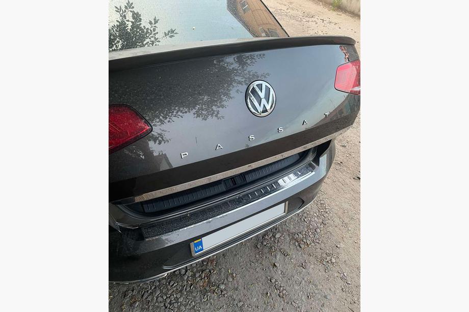 Volkswagen Passat B8 2015–2023 Nerezová lišta hrany víka kufru SD Image