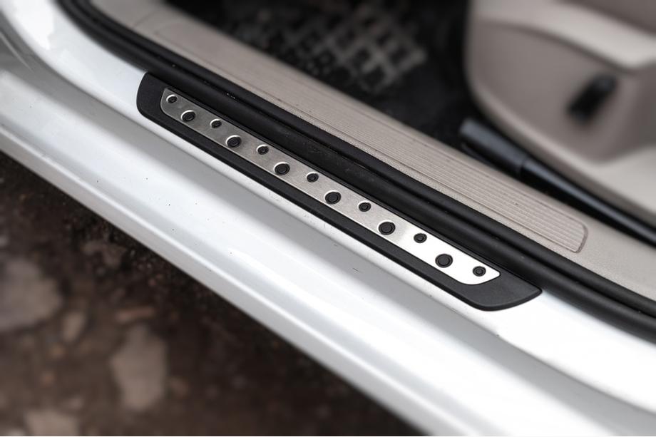 Volkswagen Golf 7/E-Golf 2012–2020 Kryty prahů Flexill Dotline (4 ks, nerez) Fotografie 1