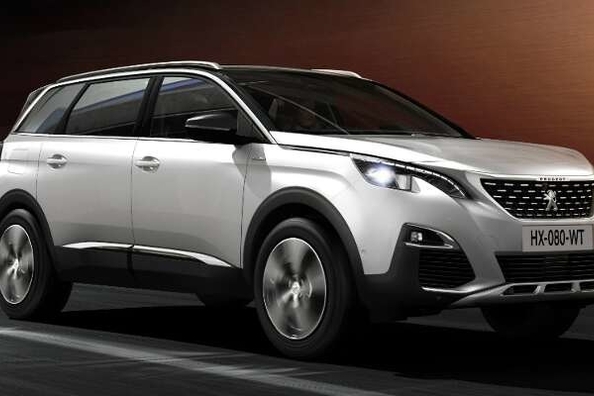 Francouzský styl v crossoveru Peugeot 5008 z roku 2017