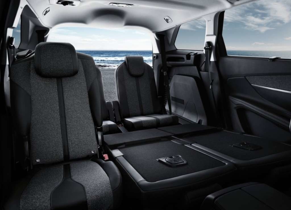 Francouzský styl v crossoveru Peugeot 5008 z roku 2017